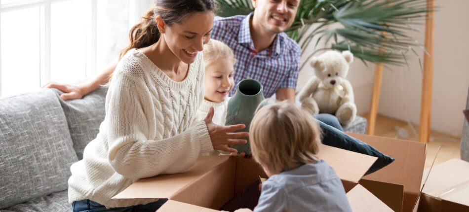 Avis clients  - Un couple qui déballe ses cartons de déménagement en famille