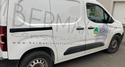 Les véhicules floqués des conducteurs travaux